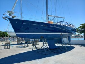 Réalisation d'un ponçage lustrage du gelcoat sur bateau voilier Oceanis 411 réalisé à St Gilles Croix de Vie en Vendée